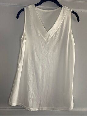 Classic White V-Neck Sleeveless Top NWOT - Size Small